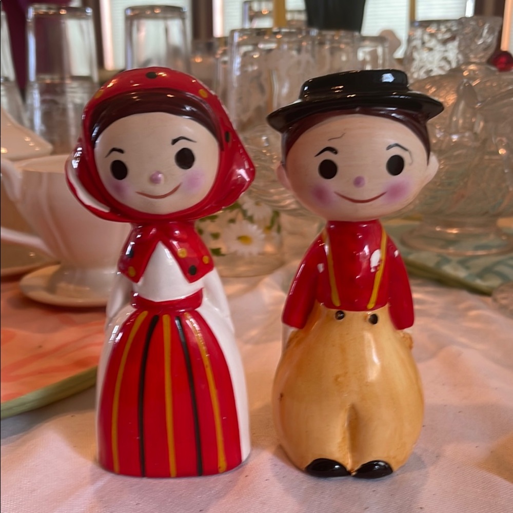 Charming Folk Art Salt and Pepper Shakers